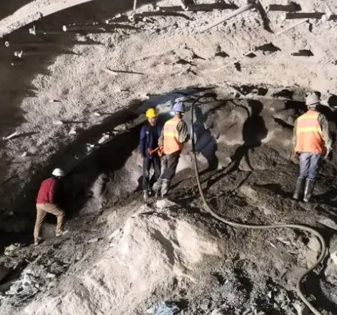 静乐隧道拱顶带模注浆料，微膨胀注浆料的特点及施工工艺